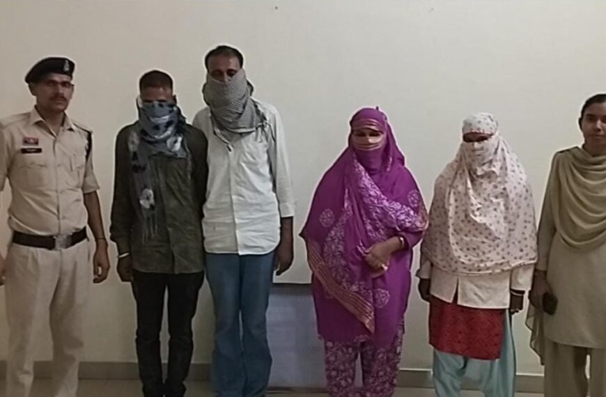 देह व्यापार के शक में ग्रामीणों ने घर को घेरा, मौके पर पहुंची पुलिस, 2 महिला समेत 4 पकड़ाए…