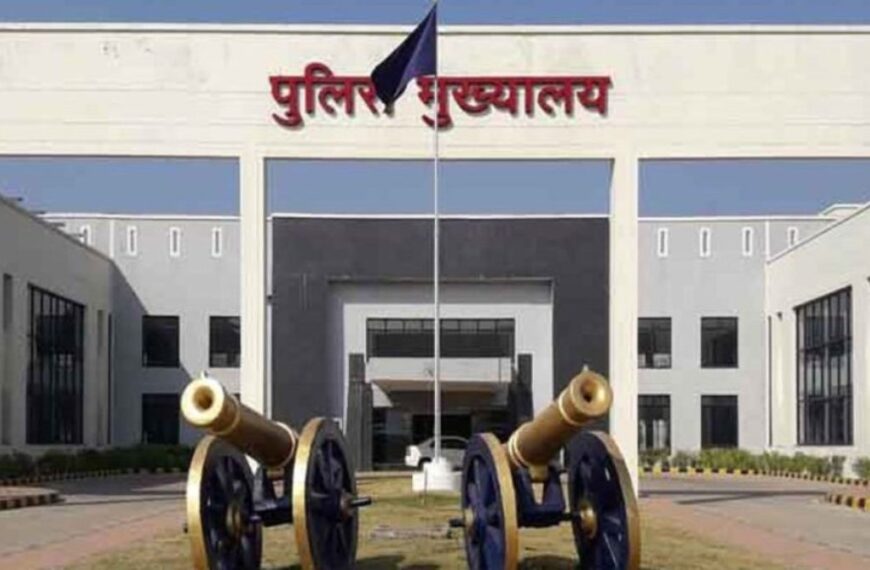 महादेव सट्टा के सटोरिए के साथ पुलिसकर्मियों की फोटो वायरल : DGP ने लिया एक्शन, टीआई और एसआई को किया पीएचक्यू अटैच