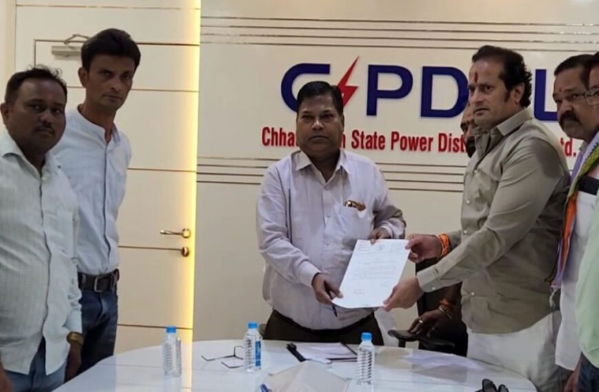 भीषण गर्मी में बिजली की समस्या: CSEB मुख्यालय पहुंचकर कांग्रेस ने बोला हल्ला, आंदोलन की दी चेतावनी