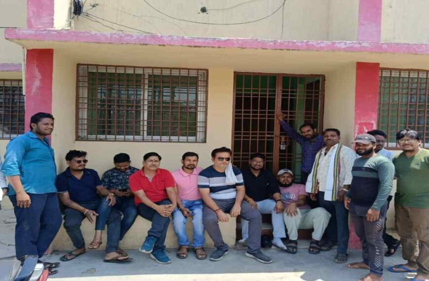 भीषण गर्मी में अघोषित बिजली कटौती से भड़के लोग, विद्युत वितरण केंद्र में जड़ा ताला, कलेक्टर ने EE को थमाया नोटिस