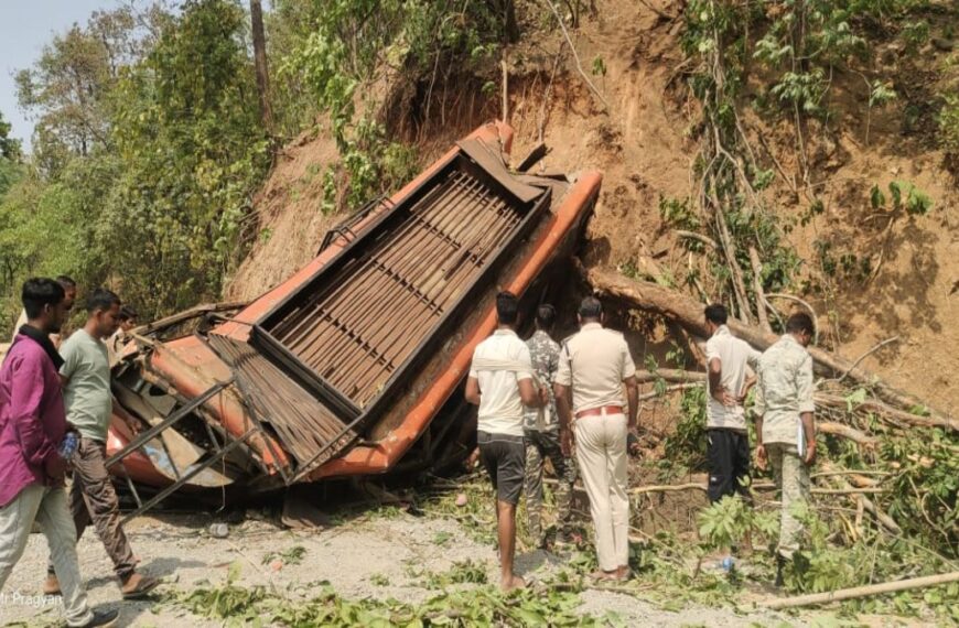 बारातियों से भरी बस पलटी, तीन लोगों की मौत, कई घायल, मौके पर मची चीख-पुकार