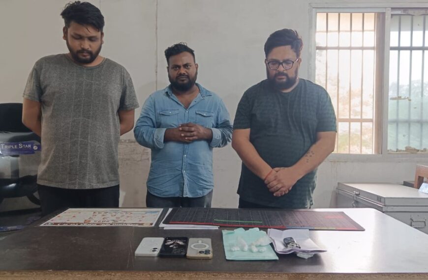 कार में छिपाकर बेच रहे थे कोकीन, पुलिस ने दबिश देकर तीन तस्करों को किया गिरफ्तार, 9 लाख की सामग्री जब्त
