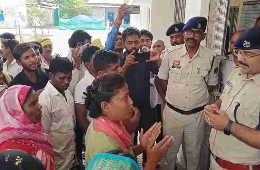 शिक्षिका का अपहरण कर जिंदा जलाने का प्रयास, तीनों आरोपी गिरफ्तार, पीड़िता को न्याय दिलाने थाने पहुंचे ग्रामीण, कहा – आरोपियों को दें फांसी की सजा