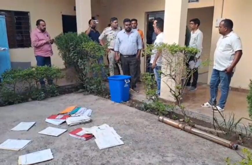 भाजपा नेता की गुंडागर्दी: नगर पालिका कार्यालय में घुसकर दस्तावेज फेंके, कर्मचारियों से की अभद्रता