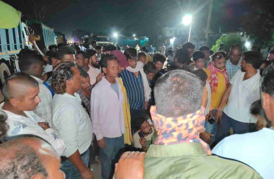 जानलेवा साबित हो रहा अवैध रेत खनन : रेत से भरे हाइवा ने बाइक सवार को रौंदा, मौके पर ही मौत, धरने पर बैठे ग्रामीण