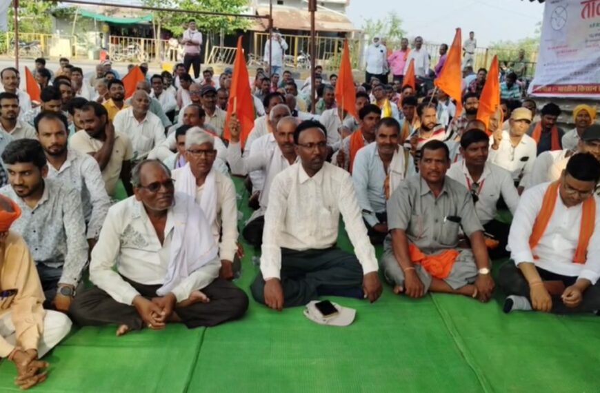 किसानों ने इथेनॉल प्लांट में जड़ा ताला, पोटाश खाद अमानक होने से आर्थिक क्षति का लगाया आरोप, शासन से की ये मांगें