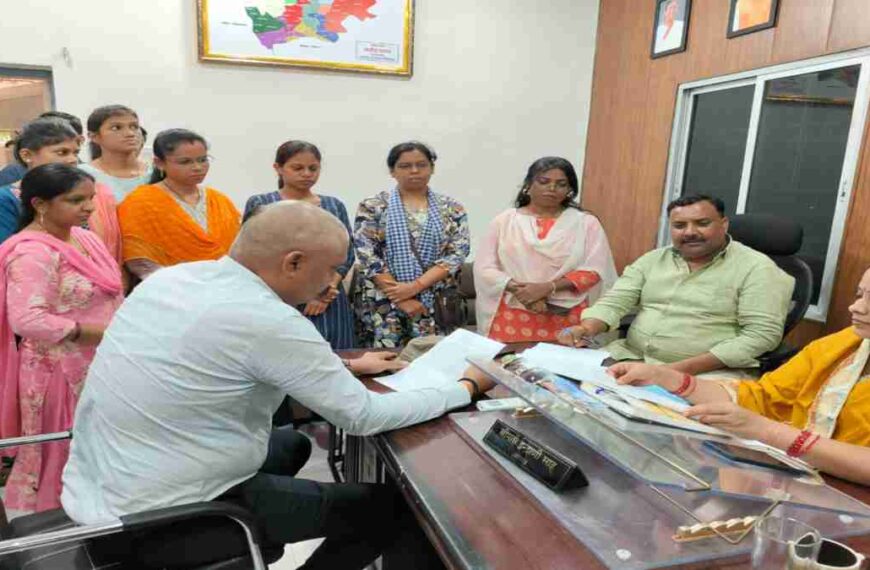 जनपद पंचायत में मनरेगा कर्मियों का हंगामा, संकाय सदस्य पर अभद्र व्यवहार करने का लगाया आरोप, कार्रवाई नहीं होने पर काम बंद करने की दी चेतावनी