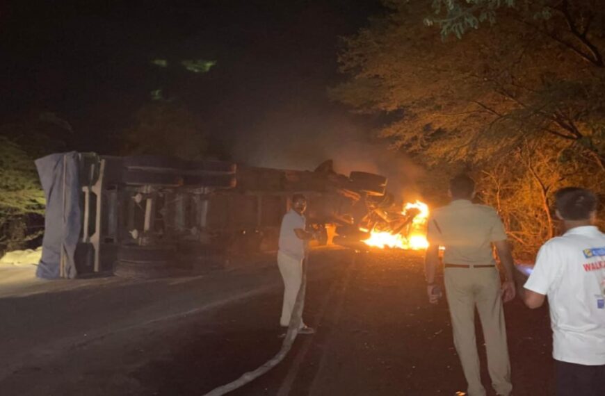 भीषण सड़क हादसा : दो ट्रकों की टक्कर के बाद वैन ट्रक में घुसी, आग लगने से चालक की जिंदा जलकर मौत, 5 घायल