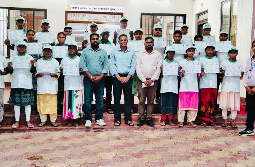 24 आत्मसमर्पित नक्सलियों को कृषि उद्यमी प्रमाण पत्र वितरित, कलेक्टर ने समाज की मुख्यधारा में जुड़ने की अपील