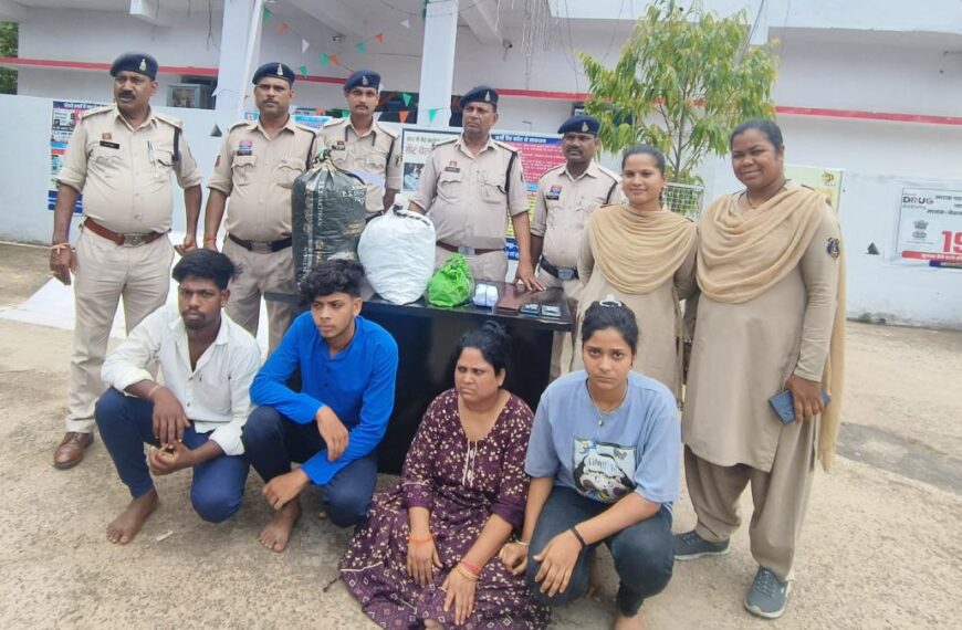मां, बेटी और बेटा समेत 4 लोग गांजा बेचते पकड़ाए, पुलिस ने दबिश देकर सभी को रंगे हाथों दबोचा