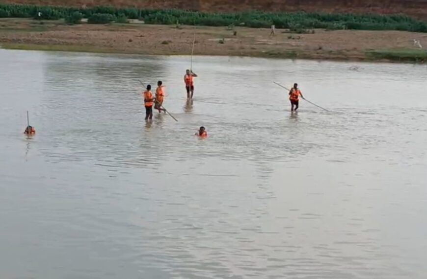 दोस्तों के साथ एनीकट में नहाने गए दो बच्चे डूबे, रेस्क्यू ऑपरेशन जारी, घटनास्थल पर जुटी भारी भीड़