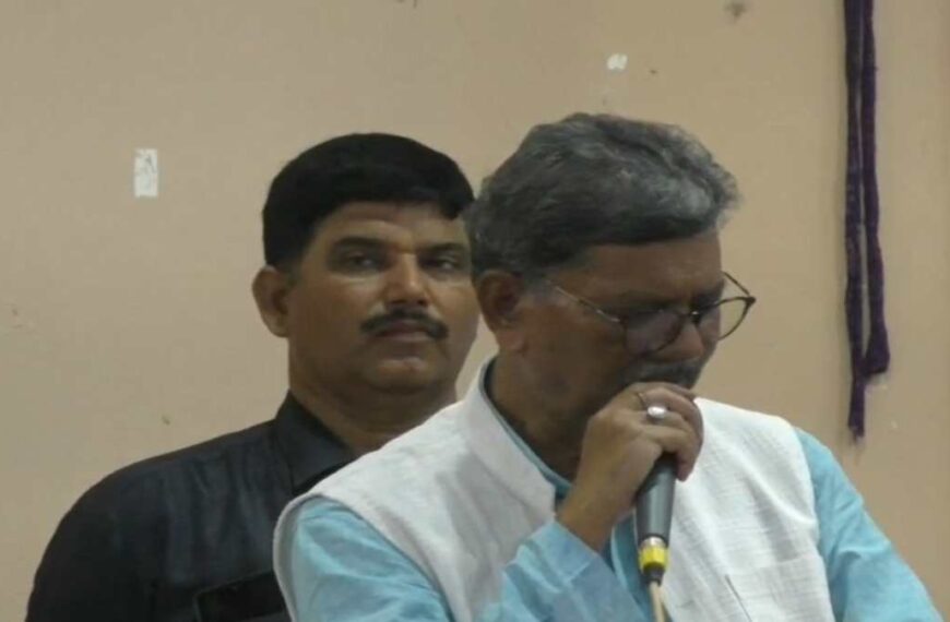 नेता प्रतिपक्ष चरणदास महंत का विवादित बयान, कहा – पीएम मोदी बायोलॉजिकल पैदा नहीं हुए हैं, उनके शरीर में हवा, पानी और गोबर भी हो सकता है…