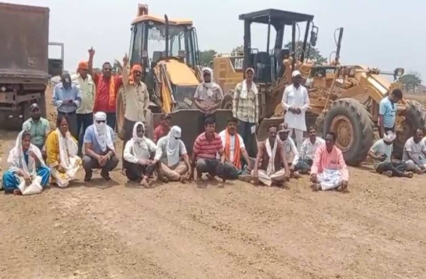 भारतमाला प्रोजेक्ट का विरोध : सड़क पर उतरे 5 गांवों के सैकड़ों किसान, कहा – भूमि का उचित मुआवजा दिया जाए, अफसरों पर लगाए भ्रष्टाचार के आरोप