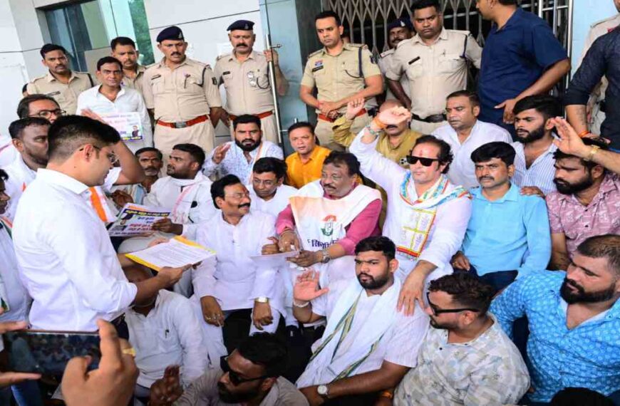हाई सिक्योरिटी नंबर प्लेट को लेकर RTO दफ्तर का घेराव, कांग्रेसी नेताओं ने कहा – HSRP के नाम पर जनता से हो रही अवैध वसूली