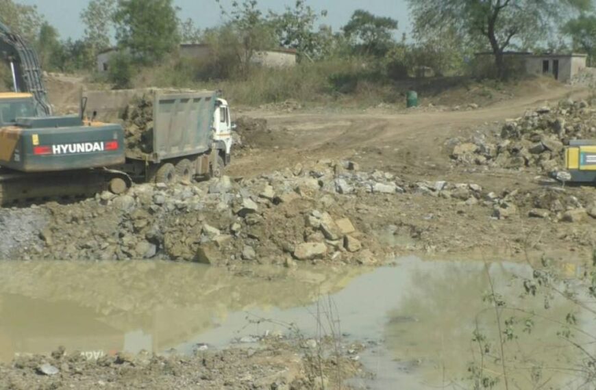 बेलगाम हुए खनन माफिया: तालाब के चारों ओर बिछाया बारूद, कभी भी हो सकती है बड़ी अनहोनी, कलेक्टर बोले- करेंगे सख्त कार्रवाई…