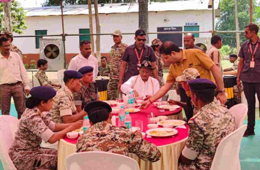 अबूझमाड़ में नक्सलवाद पर सबसे बड़ा प्रहार : CM साय ने बढ़ाया जवानों का हौसला, DRG जवानों के साथ खाया खाना, महिला कमांडो ने कहा – पहली बार कोई सीएम उनके बीच आया