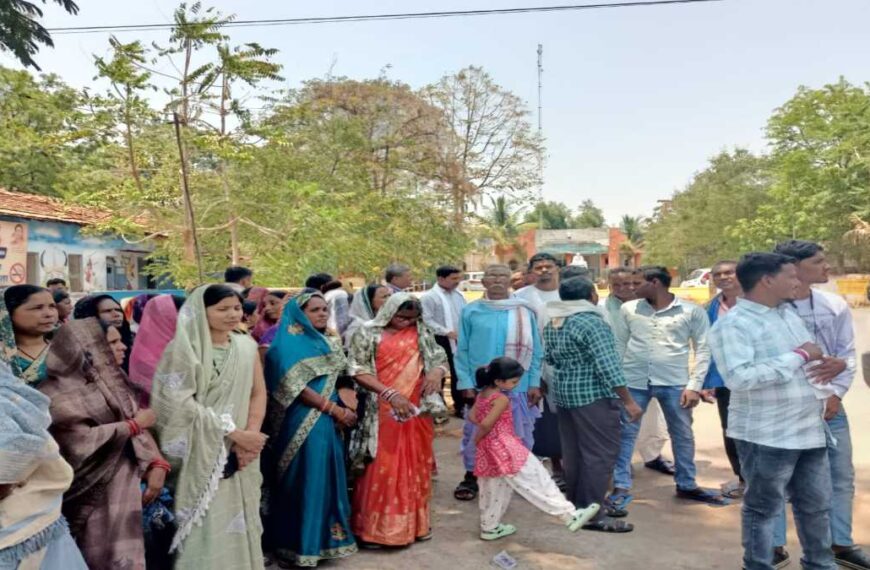 पटवारी का रिश्वत लेते वीडियो लेकर कलेक्ट्रेट पहुंचे ग्रामीण, कलेक्टर से की कार्रवाई की मांग
