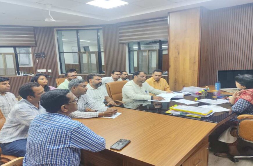 आंधी-बारिश के बीच NHM कर्मचारियों का प्रदर्शन: प्रतिनिधिमंडल ने अधिकारियों से की मुलाकात, महीनेभर में मांगों को पूरा करने का दिया आश्वासन