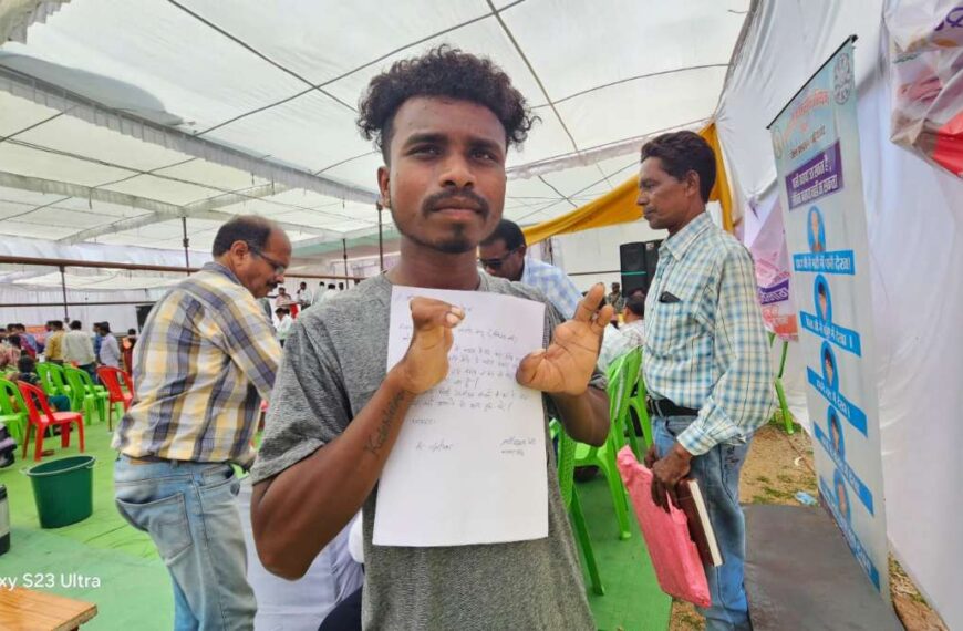 हाथ में पूरी उंगलियां नहीं, इसलिए नहीं बन रहा आधार कार्ड, न योजनाओं का लाभ मिल रहा न ही कॉलेज में भर्ती… दिव्यांग ने सरकार से लगाई मदद की गुहार…