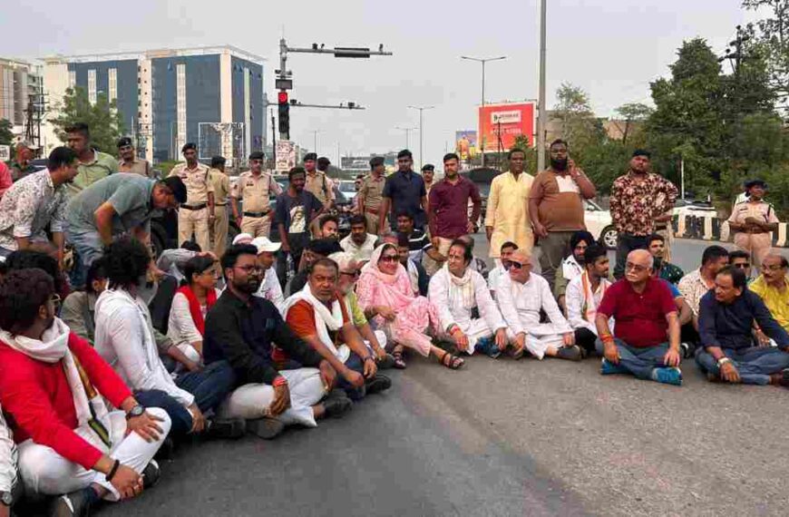 बढ़ते सड़क हादसे पर लोगों का प्रदर्शन, तेलीबांधा चौक पर स्पीड ब्रेकर लगाने की मांग, विकास उपाध्याय बोले – आज फिर एक घर का चिराग बूझ गया, सड़क दुर्घटनाओं को लेकर सरकार गंभीर नहीं