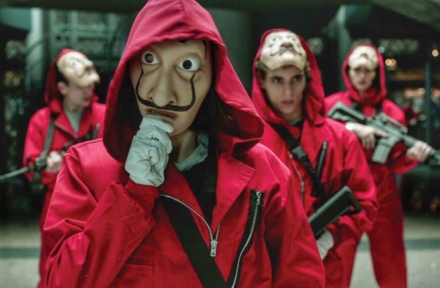 Money heist के तर्ज पर चोरी : महिलाओं के वस्त्र और चेहरे पर कार्टून लगाकर पहुंचे चोर, रात में ज्वेलरी शॉप से पार किए लाखों के गहने
