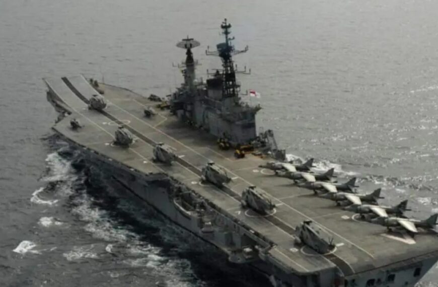 जमीन और आसमान के बाद अब पानी से हमला, INS विक्रांत ने पाकिस्तान में मचाई तबाही, कराची पोर्ट तबाह
