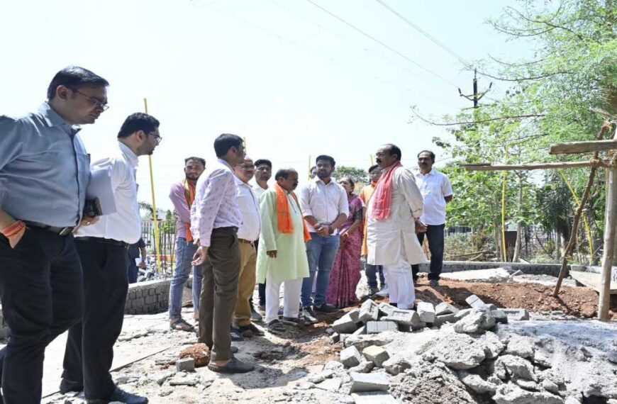 उपमुख्यमंत्री अरुण साव ने अटेंडेंस रजिस्टर पर गड़बड़ी मिलने पर लगाई फटकार, कहा – नगर पालिका के अनुपस्थित कर्मचारियों के खिलाफ होगी कार्रवाई