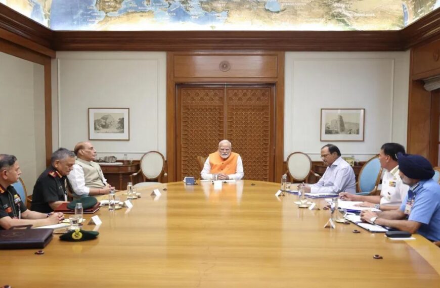प्रधानमंत्री मोदी ने ली हाई लेवल मीटिंग, रक्षा मंत्री राजनाथ, डोभाल समेत तीनों सेना प्रमुख हुए शामिल