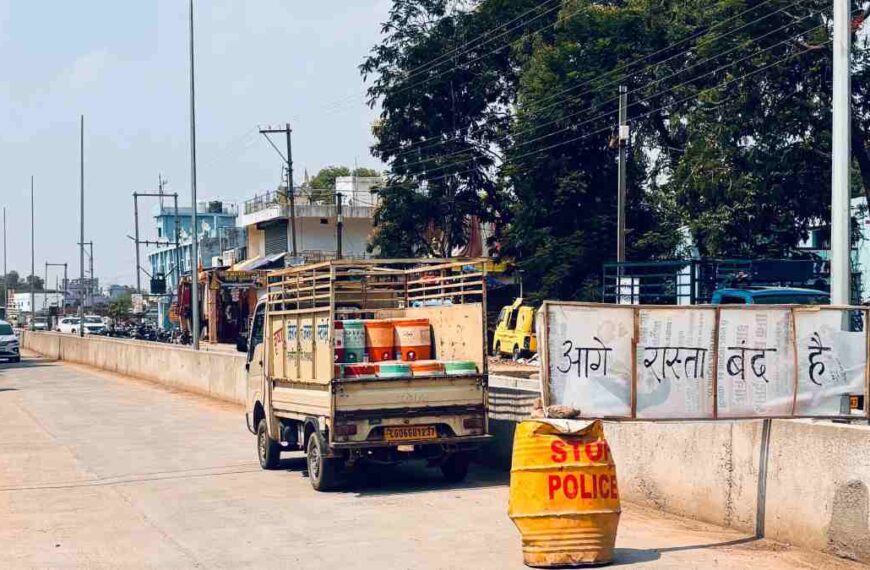करोड़ों की लागत से बन रहा गौरव पथ, ठेकेदार के सुस्त रवैये से राहगीर परेशान, हादसे रोकने नगर के युवाओं ने लगाया संकेतक बोर्ड