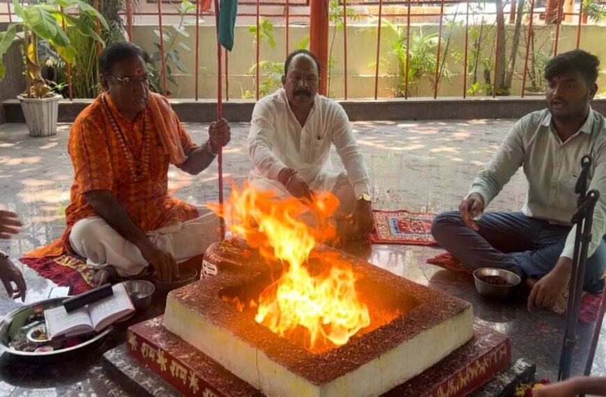 भारत-पाकिस्तान तनाव के बीच राजधानी में हिंद सेना के विजय के लिए किया गया हवन, विजयश्रोत का पाठ कर मां बंगलामुखी से मांगा आशीर्वाद…