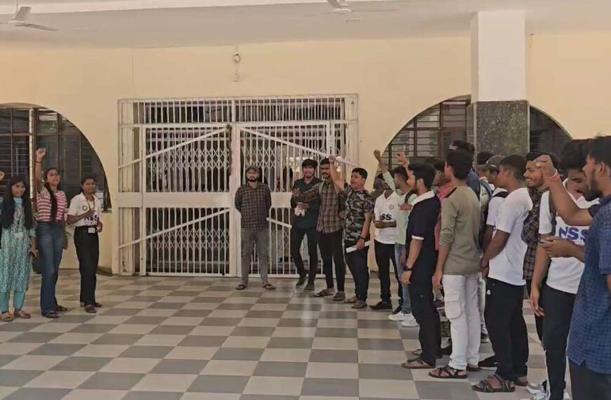 GGU नमाज मामला: गिरफ्तार प्रोफेसर दिलीप झा के समर्थन में उतरे एनएसएस के छात्र, किया प्रदर्शन…