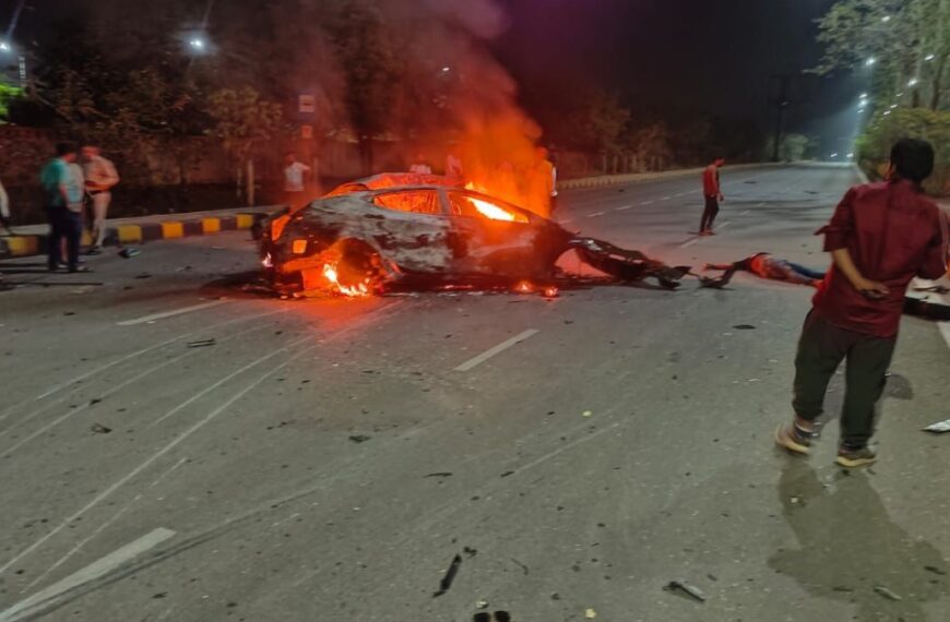 नया रायपुर में रफ्तार का कहर : पोल से टकराने के बाद कार में लगी आग, युवक की मौत
