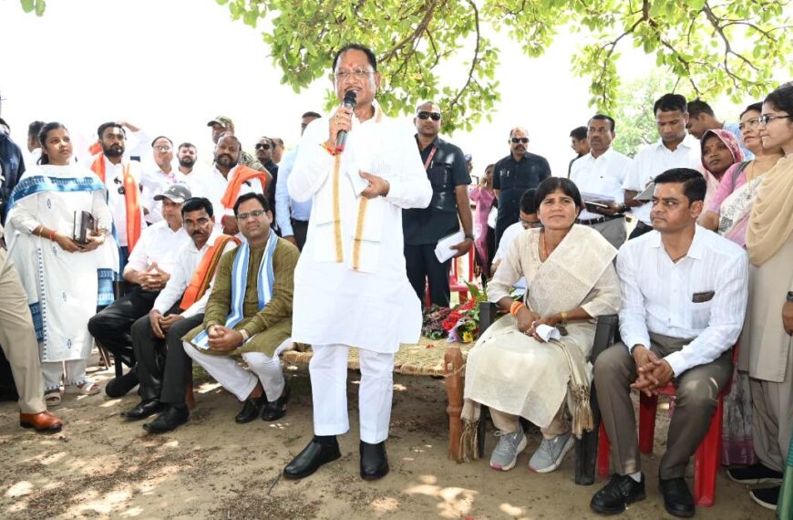 CM विष्णुदेव साय ने लगाई पीएचई के सब इंजीनियर को फटकार, कहा- ‘काम करो या सस्पेंड होने के लिए तैयार रहो, गेट आउट’
