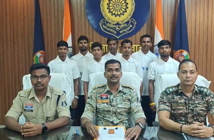 सुरक्षाबलों को मिली बड़ी कामयाबी, 2 इनामी समेत 7 नक्सलियों ने किया आत्मसमर्पण