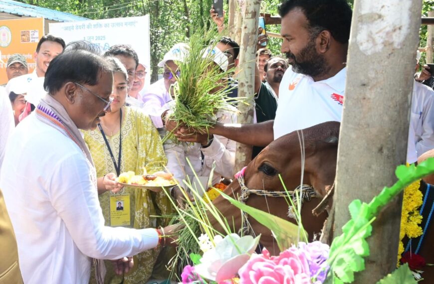 मुख्यमंत्री ने दुधारू पशु प्रदाय योजना का किया शुभारंभ