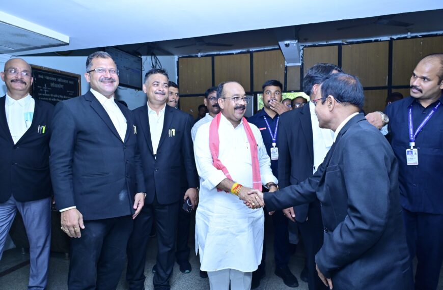 डिप्टी सीएम अरुण साव पहुंचे उच्च न्यायालय, अधिवक्ता साथियों से मिल पुराने दिन किए याद