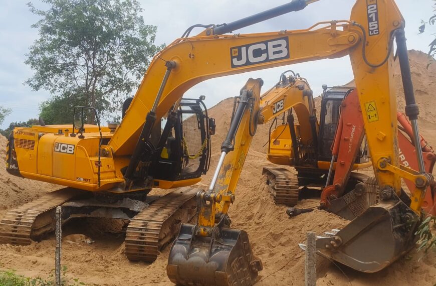 धमतरी में अवैध रेत कारोबार पर प्रशासन की बड़ी कार्रवाई: दो भंडारण अनुमतियाँ रद्द, 23 वाहन और 5,000 घन मीटर से अधिक रेत जब्त