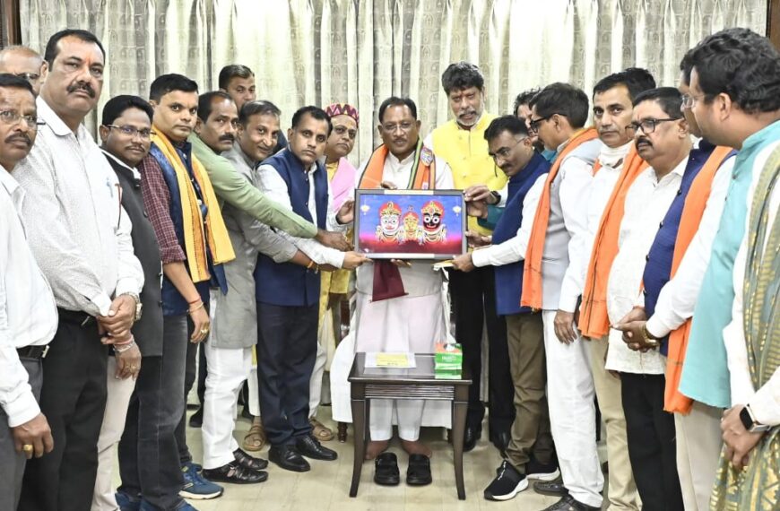 मुख्यमंत्री विष्णु देव साय को बस्तर के ऐतिहासिक ‘गोंचा महापर्व’ का आमंत्रण : ‘तुपकी’ भेंट कर किया गया सम्मान