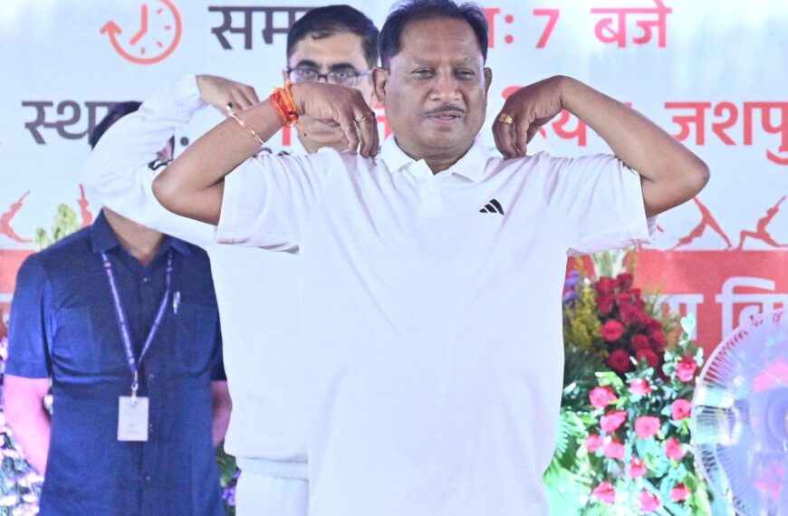 मुख्यमंत्री विष्णु देव साय ने किया योगाभ्यास: जशपुर के रणजीता स्टेडियम में उत्साहपूर्वक मनाया गया अंतरराष्ट्रीय योग दिवस