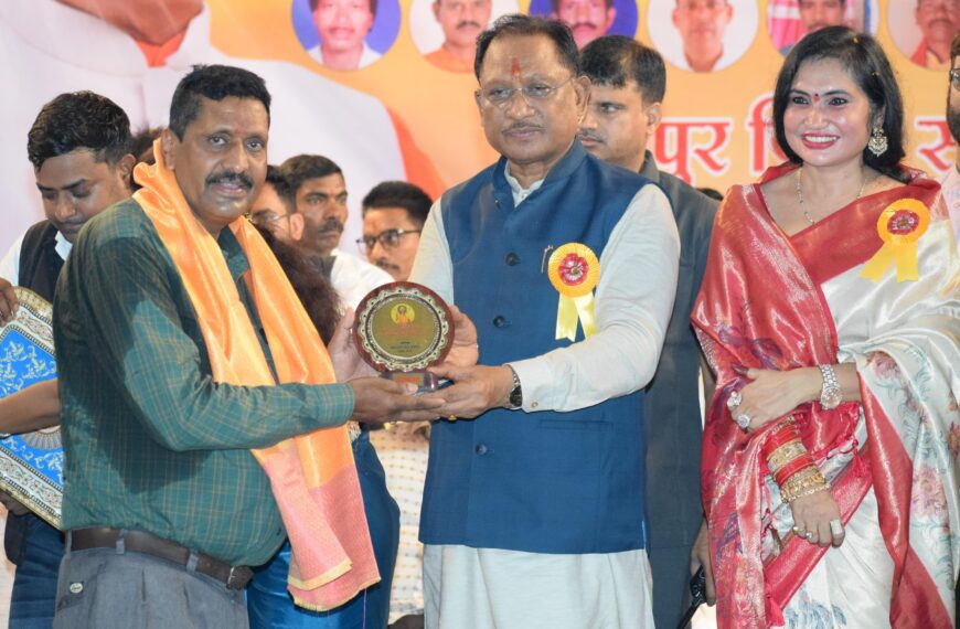 मुख्यमंत्री विष्णुदेव साय सर्व नाई सेन समाज के महासम्मेलन एवं प्रतिभा सम्मान समारोह में हुए शामिल