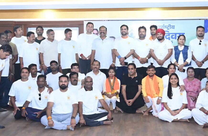 11वां अंतरराष्ट्रीय योग दिवस पर जवाहर नगर मंडल के कार्यकर्ताओं ने एकात्म परिसर में किया सामूहिक योगाभ्यास