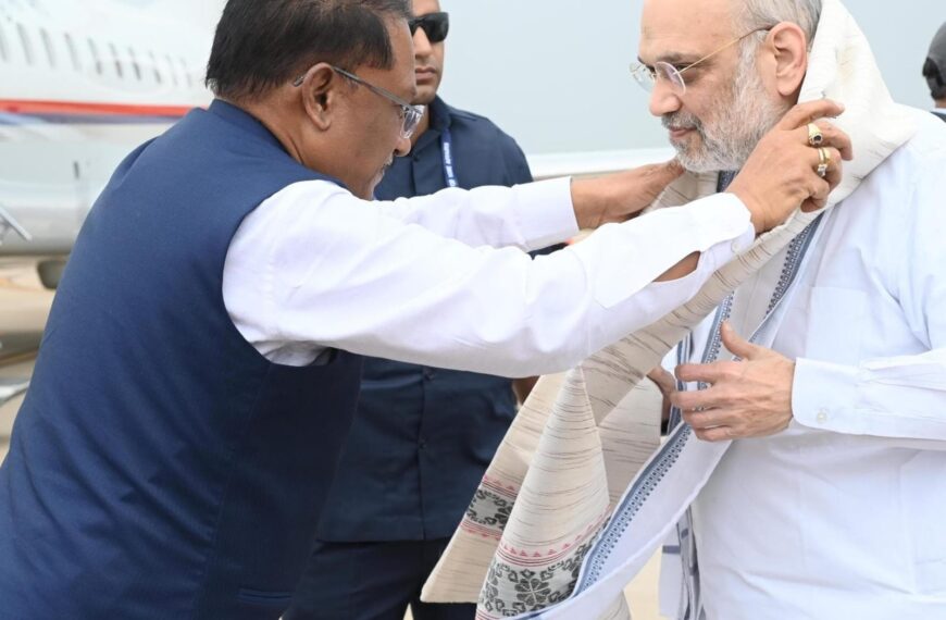 केंद्रीय गृह मंत्री अमित शाह के छत्तीसगढ़ आगमन पर मुख्यमंत्री विष्णुदेव साय ने स्वामी विवेकानंद एयरपोर्ट पर किया स्वागत