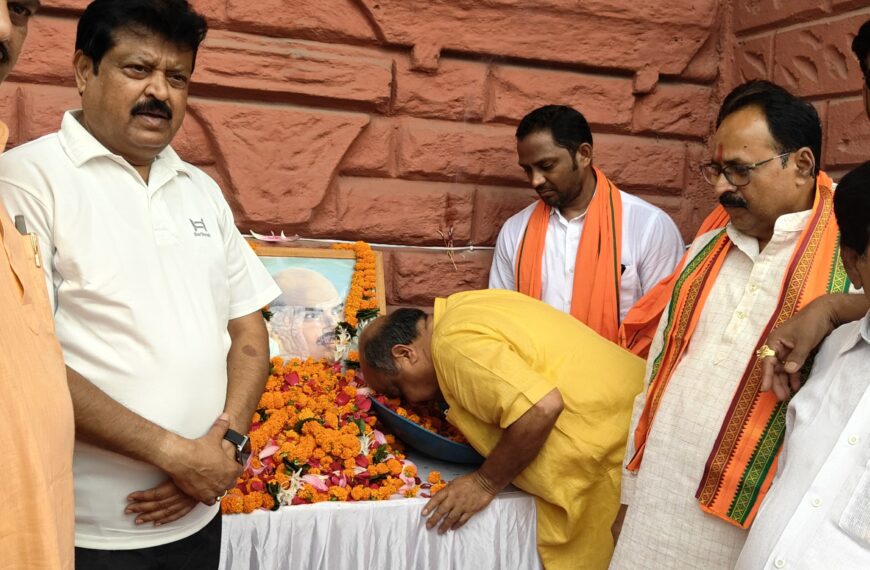 भाजपा जवाहर मंडल द्वारा डॉ. श्यामाप्रसाद मुखर्जी की पुण्यतिथि पर शारदा चौक स्थित प्रतिमा पर माल्यार्पण कर दी गई श्रद्दांजलि