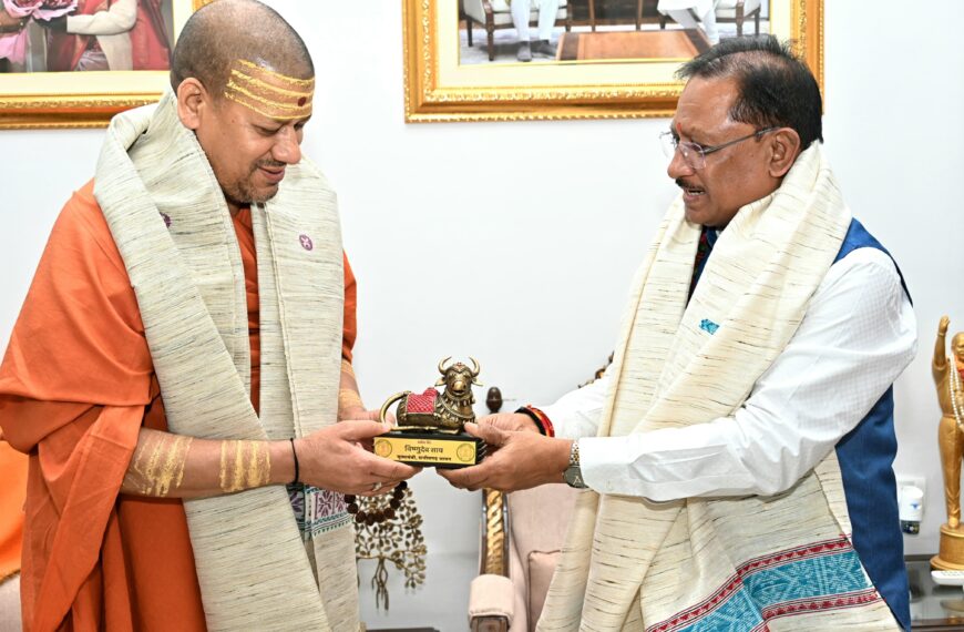 मुख्यमंत्री विष्णु देव साय से निरंजन पीठाधीश्वर महामंडलेश्वर डॉ. स्वामी कैलाशनंद गिरी महाराज ने की सौजन्य भेंट