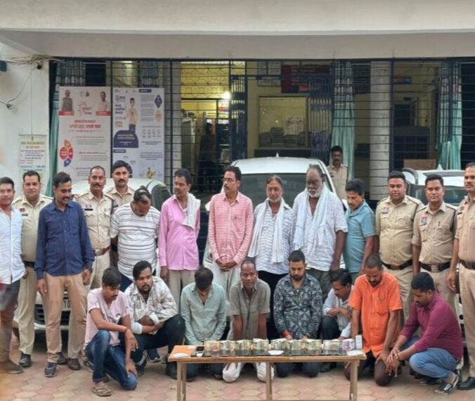 फार्म हाउस में छापा मारकर पुलिस ने 14 जुआरियों को किया गिरफ्तार
