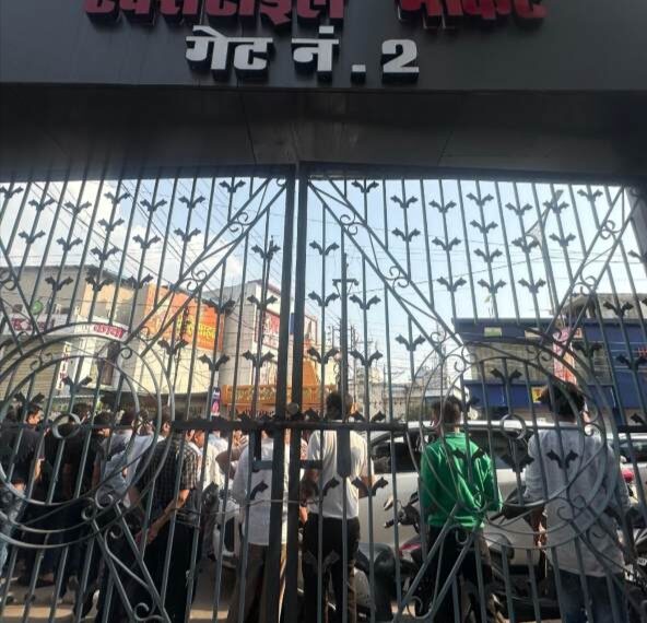 पंडरी कपड़ा मार्केट में निगम की कार्रवाई को लेकर व्यापरियों में आक्रोश, गेट पर जड़ा ताला, कहा- समाधान तक नहीं खुलेगा बाजार