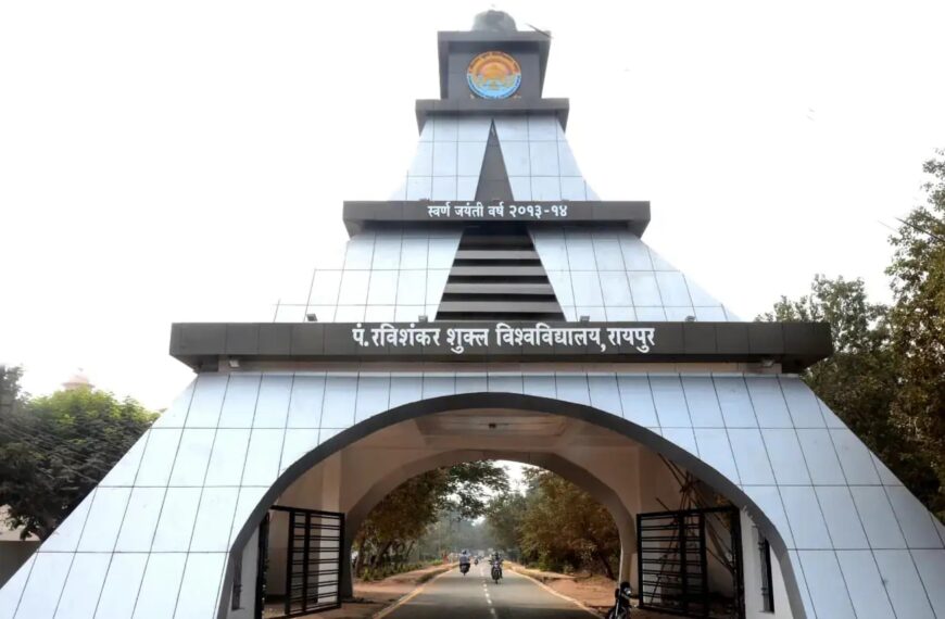 रविशंकर विश्वविद्यालय में 50000 रुपये रिश्वत लेते क्लर्क गिरफ्तार