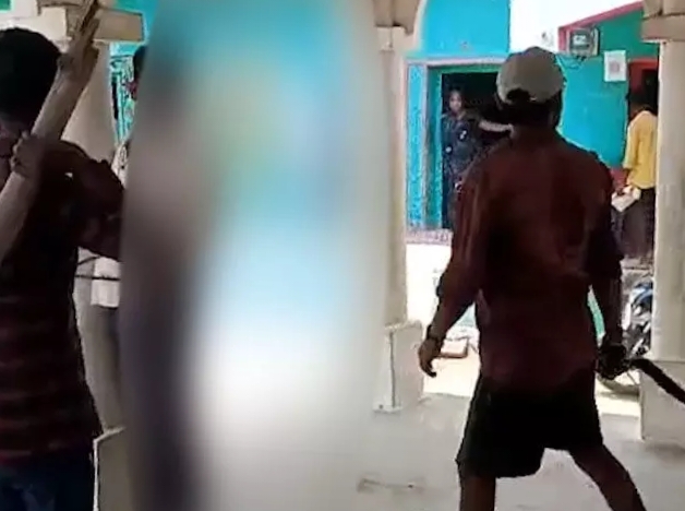 खनिज माफियाओं में कानून का डर नहीं, गांव में बीच चौराहे पर युवक की मुखबिरी के आरोप में की पिटाई