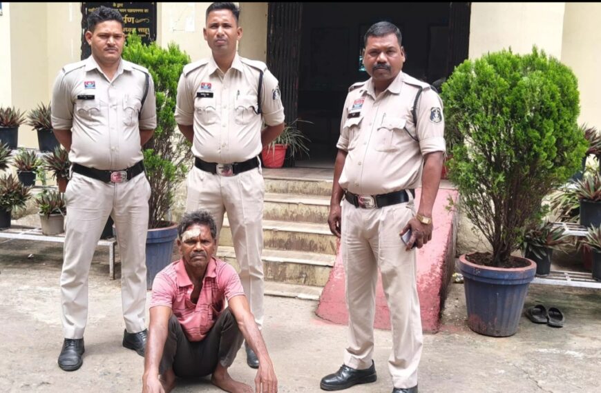 पिता ने घरेलू विवाद के चलते बेटे पर चाकू से किया हमला, गिरफ्तार