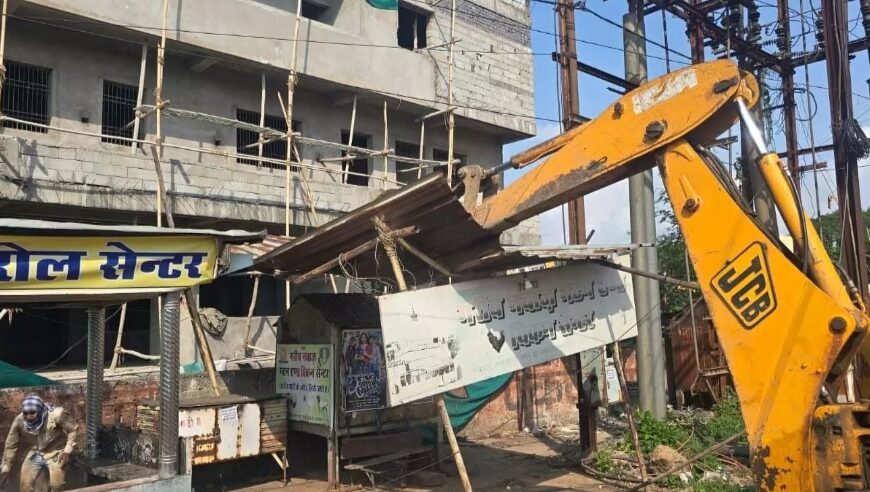 निगम द्वारा संतोषी नगर चौक से कमल विहार चौक तक अवैध अतिक्रमण पर की गई कार्रवाई